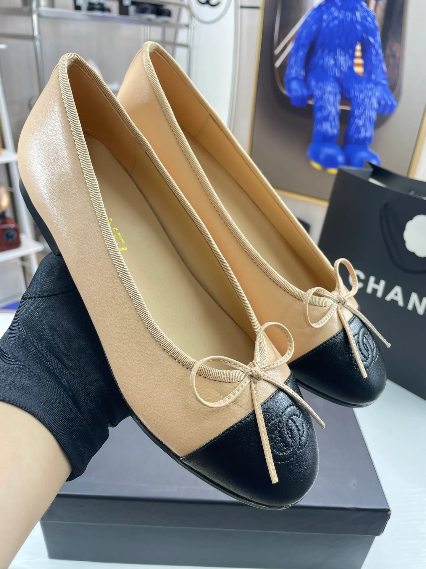 👟👟Ex-factory price 440👟👟 Women's shoe factory Chanel - classic color-blocked ballet shoes ⚠ Fashionable catwalk style❤M After many years, it still attracts fans... The splicing color mix and bow embellishment make it fashionable! How to match the series to look good! Original customized wood-colored genuine leather outsole, 1.5cm square heel, imported mixed woolen surface/mixed sheepskin surface, sheepskin lining for feet... Regular size 34-40 (customized size 41 is non-refundable) 🎁Supporting packaging